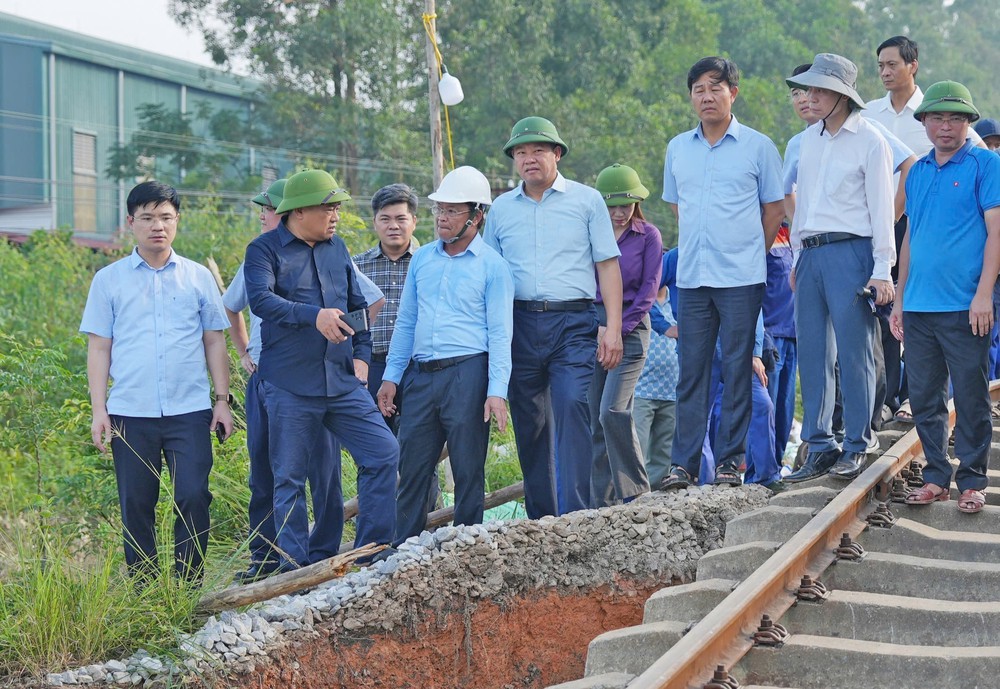 Chủ tịch UBND thành phố Hà Nội kiểm tra thực tế tại vùng ngập lụt - Ảnh 3.