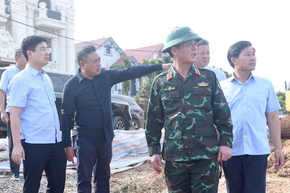 Chủ tịch UBND thành phố Hà Nội kiểm tra thực tế tại vùng ngập lụt - Ảnh 2.