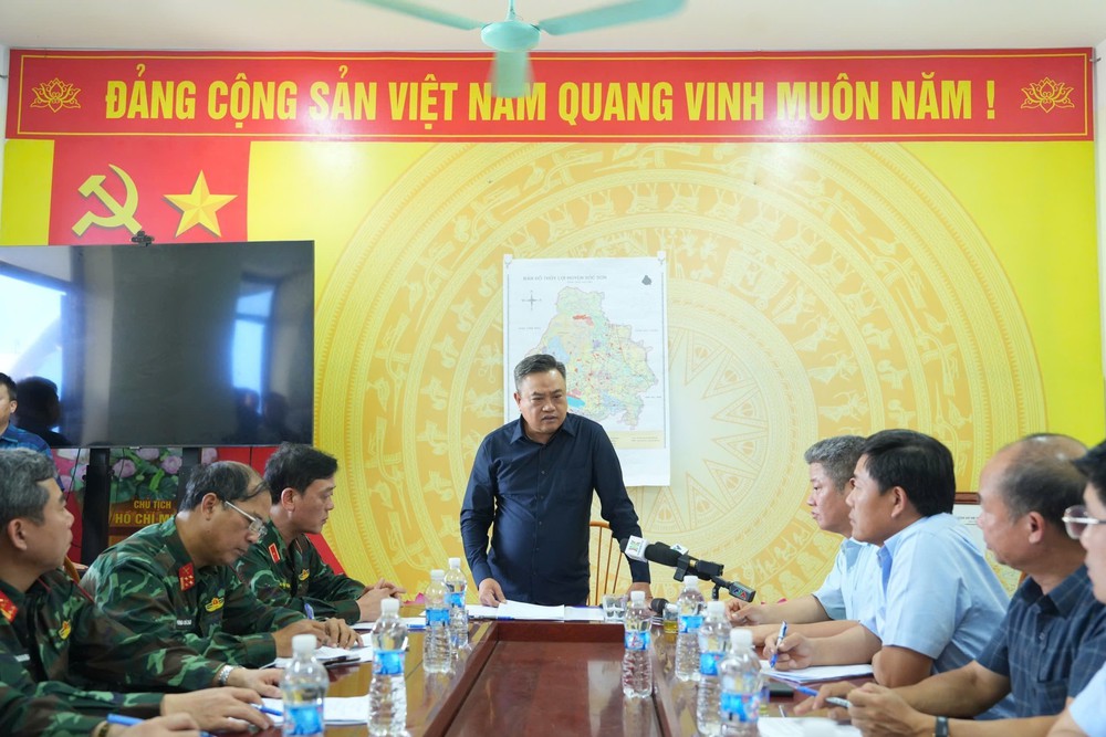Chủ tịch UBND thành phố Hà Nội kiểm tra thực tế tại vùng ngập lụt - Ảnh 1.