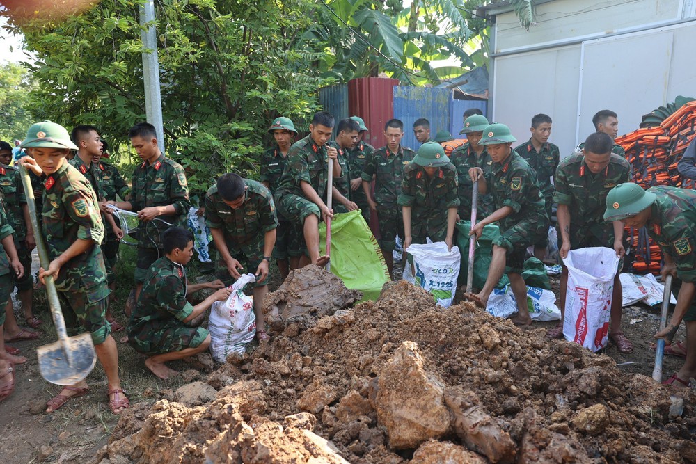 Hà Nội: Bộ đội sát cánh cùng nhân dân chống lũ - Ảnh 1.