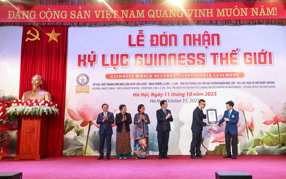 Họa sĩ Chu Nhật Quang nhận kỷ lục tranh sơn mài liền khối lớn nhất thế giới - Ảnh 1.