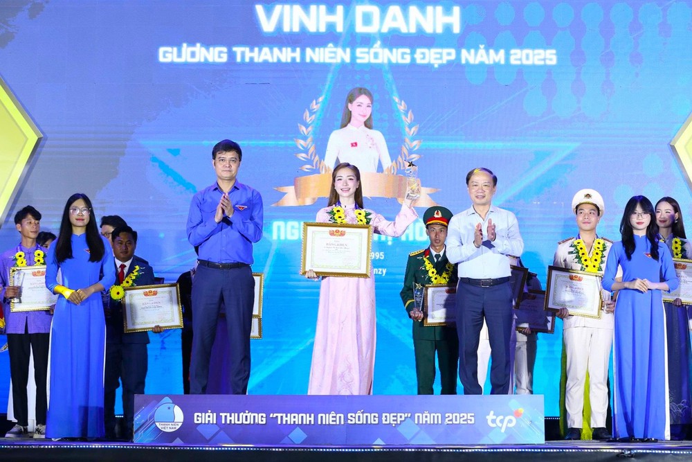 Ca sĩ Hòa Minzy được tôn vinh “Thanh niên sống đẹp” năm 2025 - Ảnh 1.