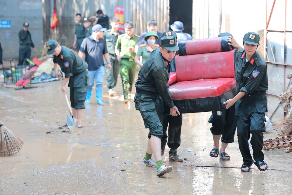 Công an Hà Nội hỗ trợ nhân dân khắc phục hậu quả sau ảnh hưởng bão số 11 tại Sóc Sơn - Ảnh 3.