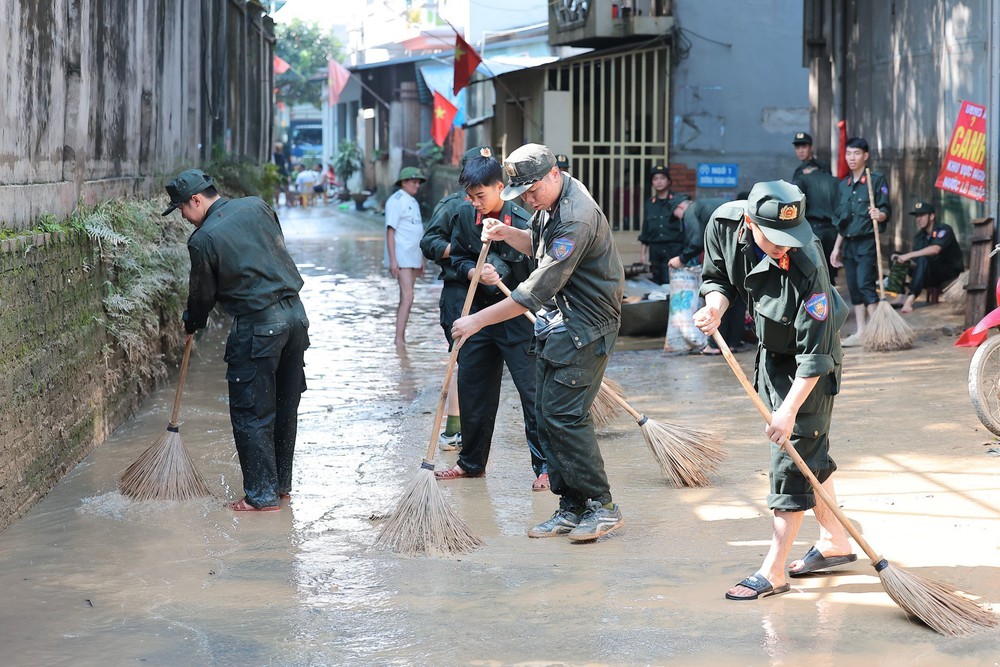 Công an Hà Nội hỗ trợ nhân dân khắc phục hậu quả sau ảnh hưởng bão số 11 tại Sóc Sơn - Ảnh 6.
