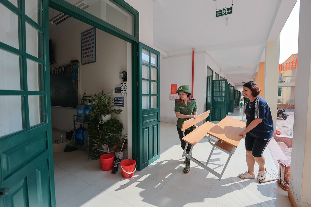 Công an Hà Nội hỗ trợ nhân dân khắc phục hậu quả sau ảnh hưởng bão số 11 tại Sóc Sơn - Ảnh 14.