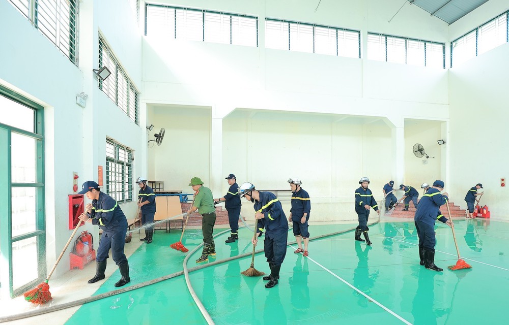 Công an Hà Nội hỗ trợ nhân dân khắc phục hậu quả sau ảnh hưởng bão số 11 tại Sóc Sơn - Ảnh 11.