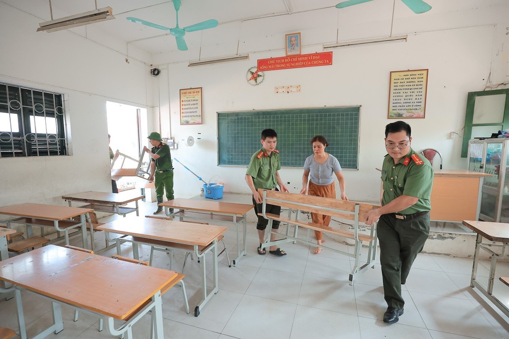 Công an Hà Nội hỗ trợ nhân dân khắc phục hậu quả sau ảnh hưởng bão số 11 tại Sóc Sơn - Ảnh 13.