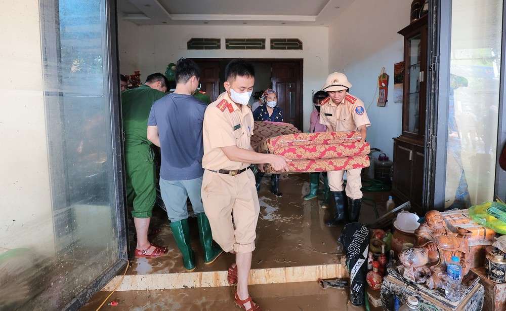 Công an Hà Nội hỗ trợ nhân dân khắc phục hậu quả sau ảnh hưởng bão số 11 tại Sóc Sơn - Ảnh 9.