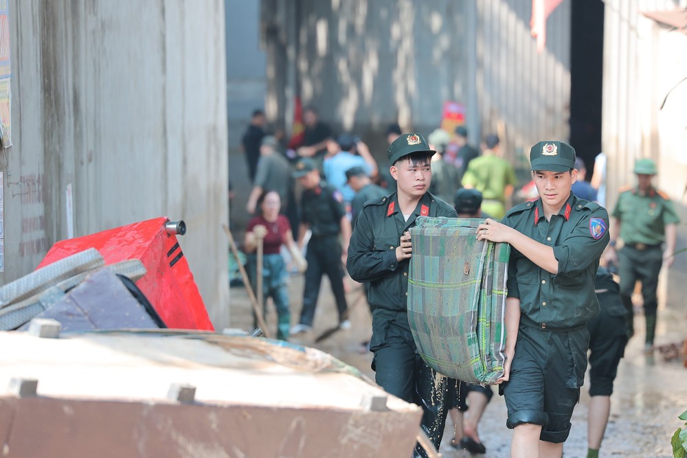 Công an Hà Nội hỗ trợ nhân dân khắc phục hậu quả sau ảnh hưởng bão số 11 tại Sóc Sơn - Ảnh 2.