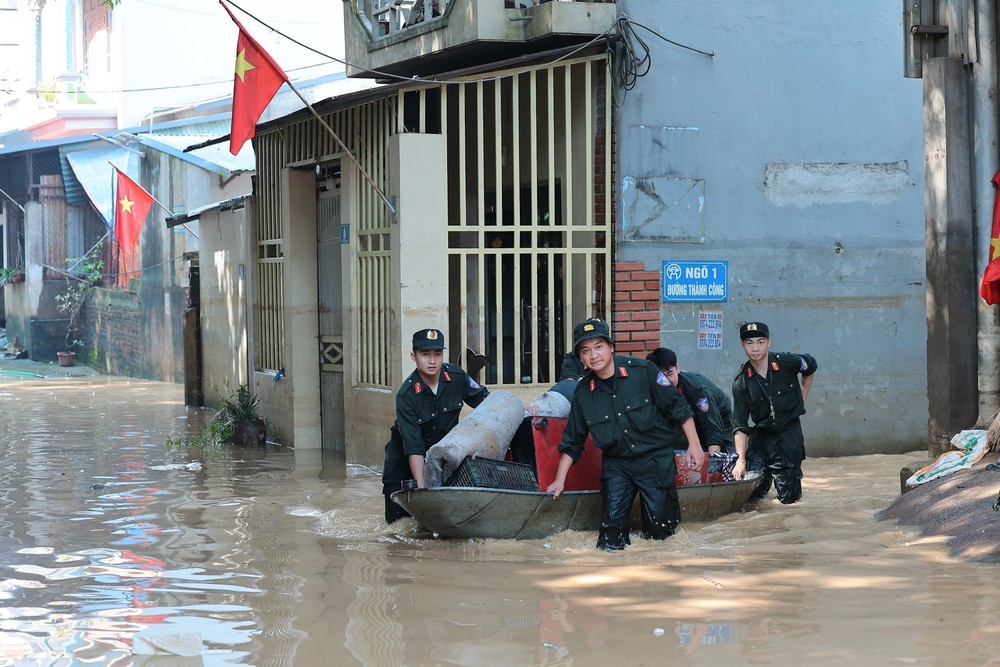 Công an Hà Nội hỗ trợ nhân dân khắc phục hậu quả sau ảnh hưởng bão số 11 tại Sóc Sơn - Ảnh 1.