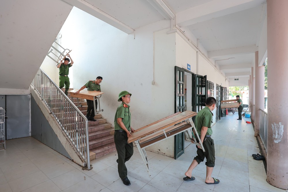 Công an Hà Nội hỗ trợ nhân dân khắc phục hậu quả sau ảnh hưởng bão số 11 tại Sóc Sơn - Ảnh 12.