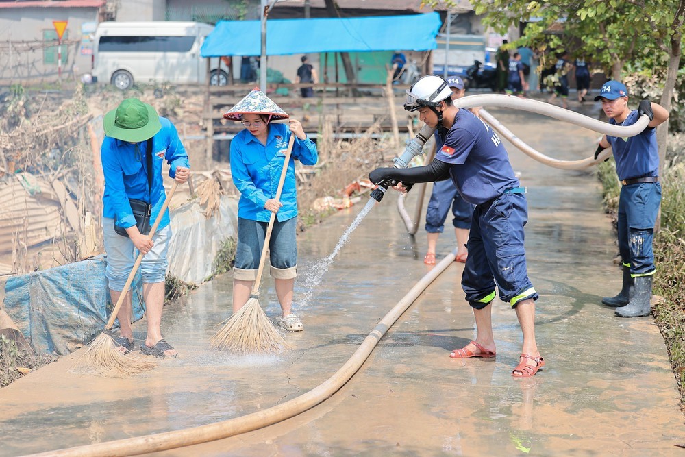 Công an Hà Nội hỗ trợ nhân dân khắc phục hậu quả sau ảnh hưởng bão số 11 tại Sóc Sơn - Ảnh 8.