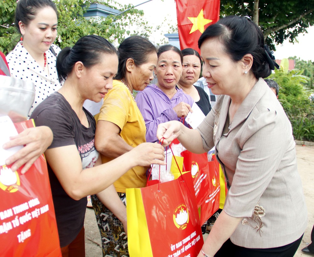 Cập nhật tình hình lũ lụt và công tác cứu trợ ngày 12/10 - Ảnh 1. Cập nhật tình hình lũ lụt và công tác cứu trợ ngày 12/10 - Ảnh 1.