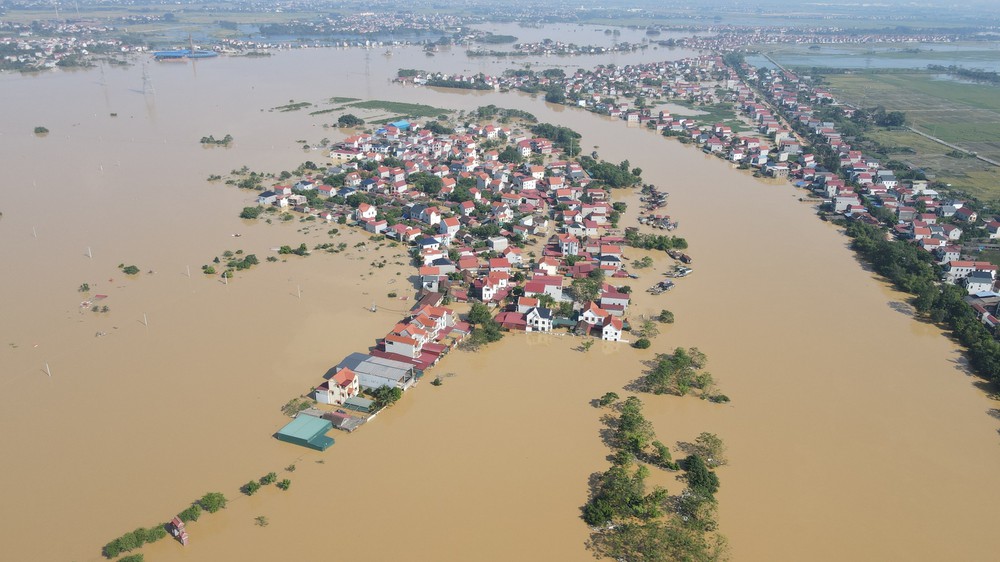 Cập nhật tình hình lũ lụt và công tác cứu trợ ngày 12/10 - Ảnh 6. Cập nhật tình hình lũ lụt và công tác cứu trợ ngày 12/10 - Ảnh 6.