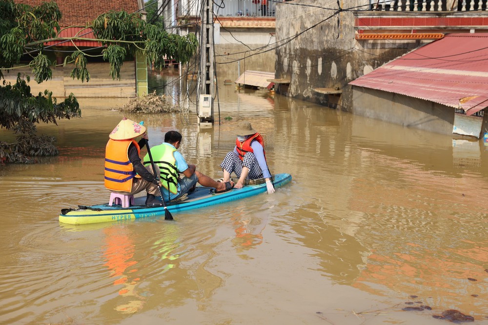Cập nhật tình hình lũ lụt và công tác cứu trợ ngày 12/10 - Ảnh 5. Cập nhật tình hình lũ lụt và công tác cứu trợ ngày 12/10 - Ảnh 5.