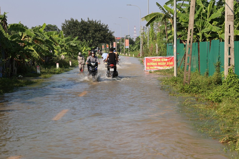 Cập nhật tình hình lũ lụt và công tác cứu trợ ngày 12/10 - Ảnh 4. Cập nhật tình hình lũ lụt và công tác cứu trợ ngày 12/10 - Ảnh 4.
