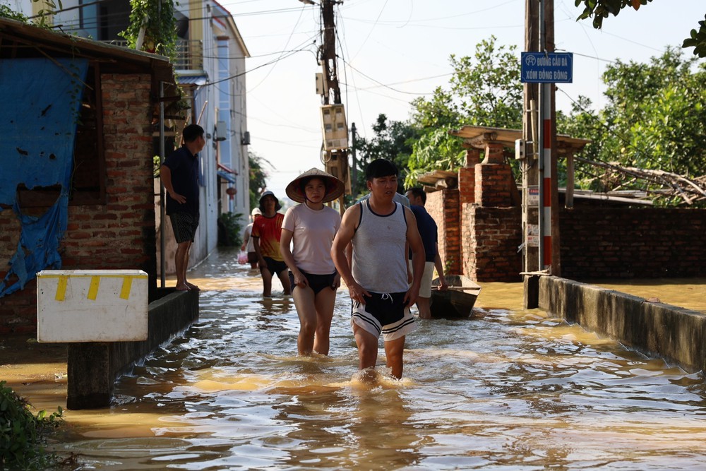 Cập nhật tình hình lũ lụt và công tác cứu trợ ngày 12/10 - Ảnh 3. Cập nhật tình hình lũ lụt và công tác cứu trợ ngày 12/10 - Ảnh 3.