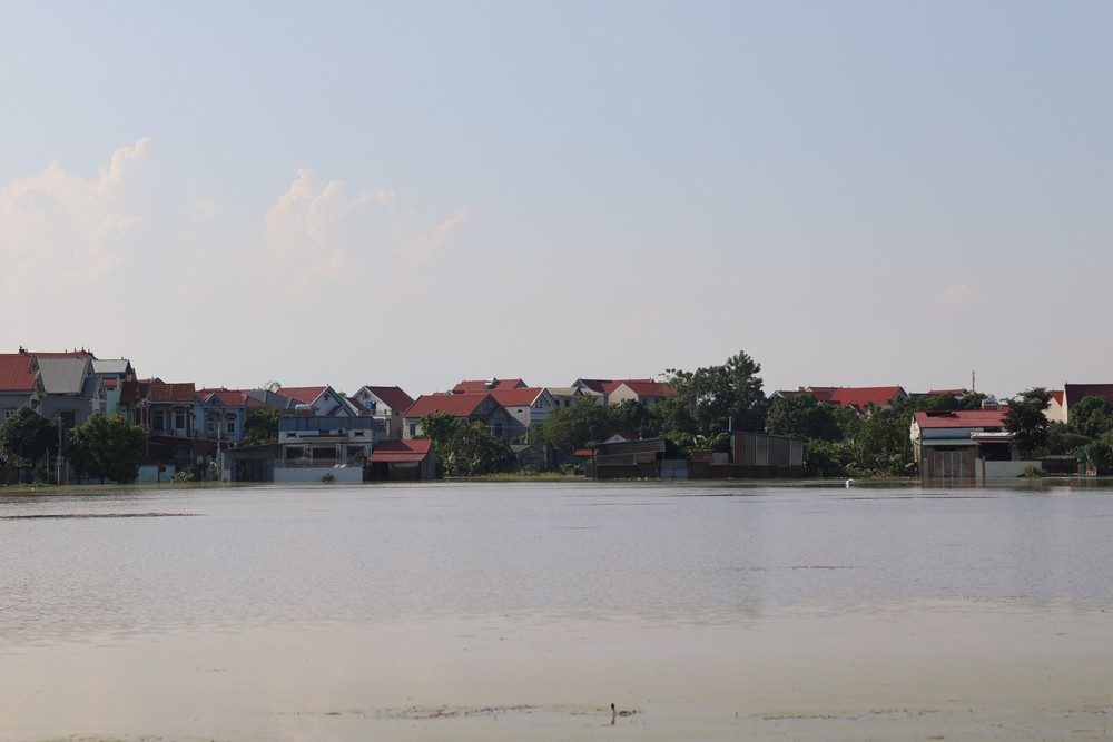 Cập nhật tình hình lũ lụt và công tác cứu trợ ngày 12/10 - Ảnh 2. Cập nhật tình hình lũ lụt và công tác cứu trợ ngày 12/10 - Ảnh 2.