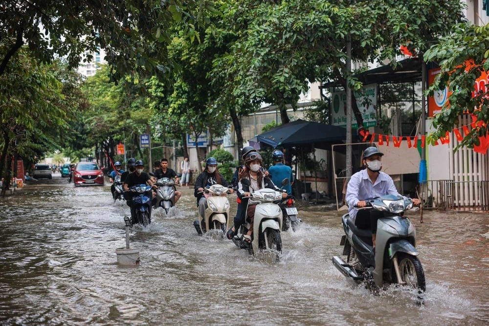 Bắc Bộ có mưa lớn, ngập lụt ở Thái Nguyên, Bắc Ninh và Hà Nội có thể kéo dài 1-2 ngày tới - Ảnh 2.