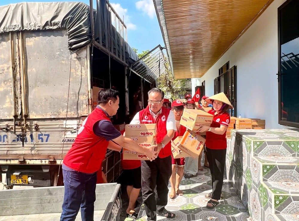 Cập nhật tình hình lũ lụt và công tác cứu trợ ngày 12/10 - Ảnh 1. Cập nhật tình hình lũ lụt và công tác cứu trợ ngày 12/10 - Ảnh 1.