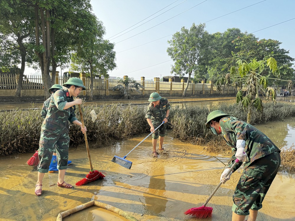 Cập nhật tình hình lũ lụt và công tác cứu trợ ngày 12/10 - Ảnh 2. Cập nhật tình hình lũ lụt và công tác cứu trợ ngày 12/10 - Ảnh 2.