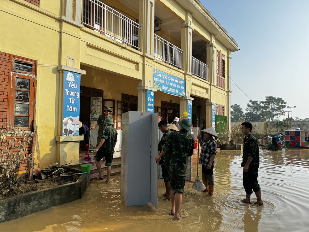 Cập nhật tình hình lũ lụt và công tác cứu trợ ngày 12/10 - Ảnh 2. Cập nhật tình hình lũ lụt và công tác cứu trợ ngày 12/10 - Ảnh 2.