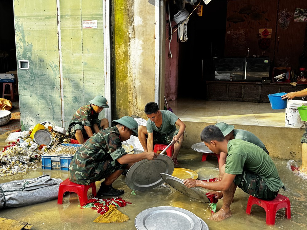 Cập nhật tình hình lũ lụt và công tác cứu trợ ngày 12/10 - Ảnh 1. Cập nhật tình hình lũ lụt và công tác cứu trợ ngày 12/10 - Ảnh 1.