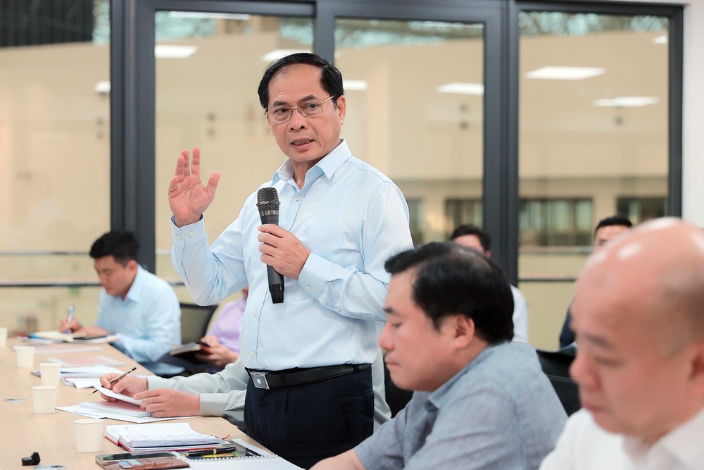 Phó Thủ tướng Bùi Thanh Sơn họp công tác chuẩn bị tổ chức Hội chợ Mùa Thu 2025 - Ảnh 1.