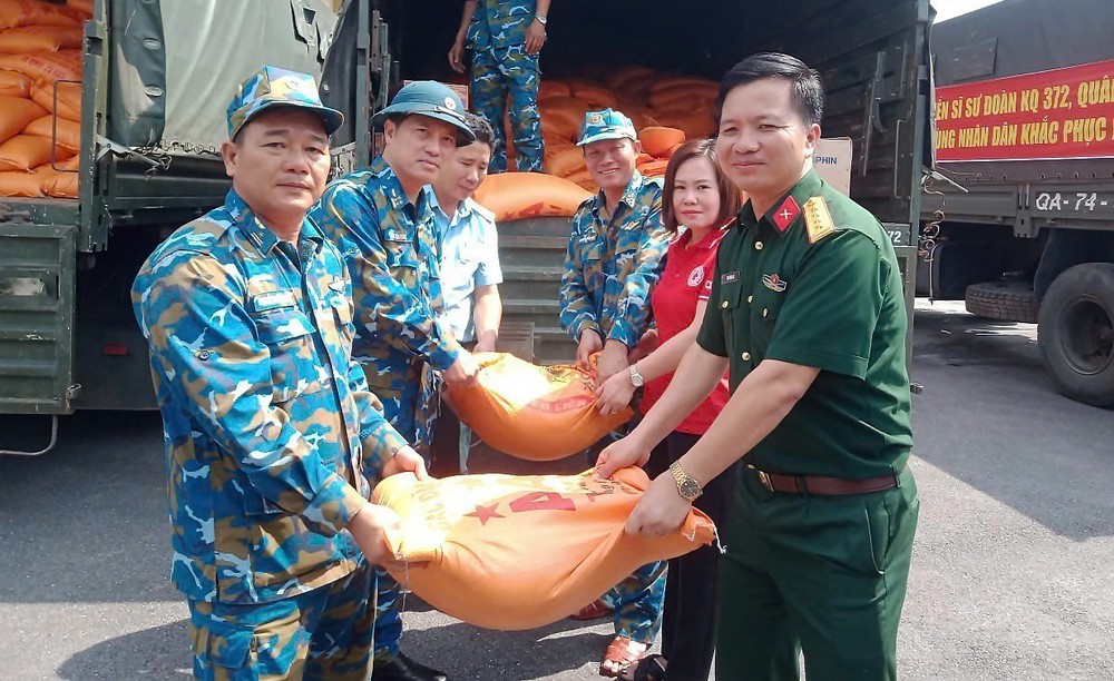 Cập nhật tình hình lũ lụt và công tác cứu trợ ngày 12/10 - Ảnh 1. Cập nhật tình hình lũ lụt và công tác cứu trợ ngày 12/10 - Ảnh 1.