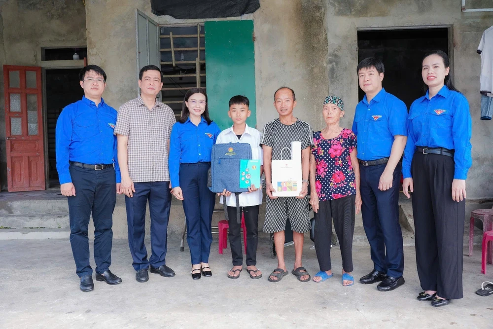Trung ương Đoàn thăm, tặng quà người dân và thanh thiếu nhi Hà Tĩnh bị ảnh hưởng bởi bão số 10 - Ảnh 1.