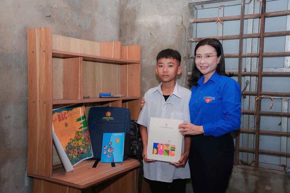 Trung ương Đoàn thăm, tặng quà người dân và thanh thiếu nhi Hà Tĩnh bị ảnh hưởng bởi bão số 10 - Ảnh 2.