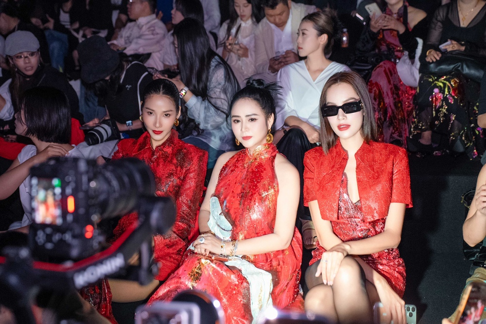 NTK Thanh Hương Bùi cùng Hoàng Thuỳ, Lê Hoàng Phương gây ấn tượng tại Tuần lễ thời trang Thượng Hải 2026 - Ảnh 8.