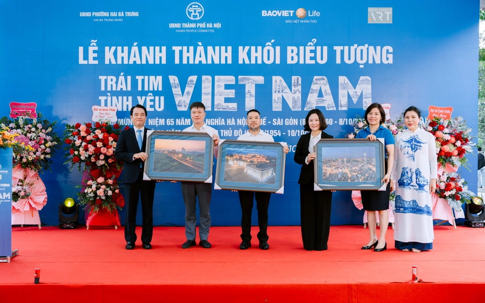 Hà Nội: Ra mắt biểu tượng gốm sứ &quot;Trái tim Tình yêu Việt Nam&quot; - Ảnh 2.