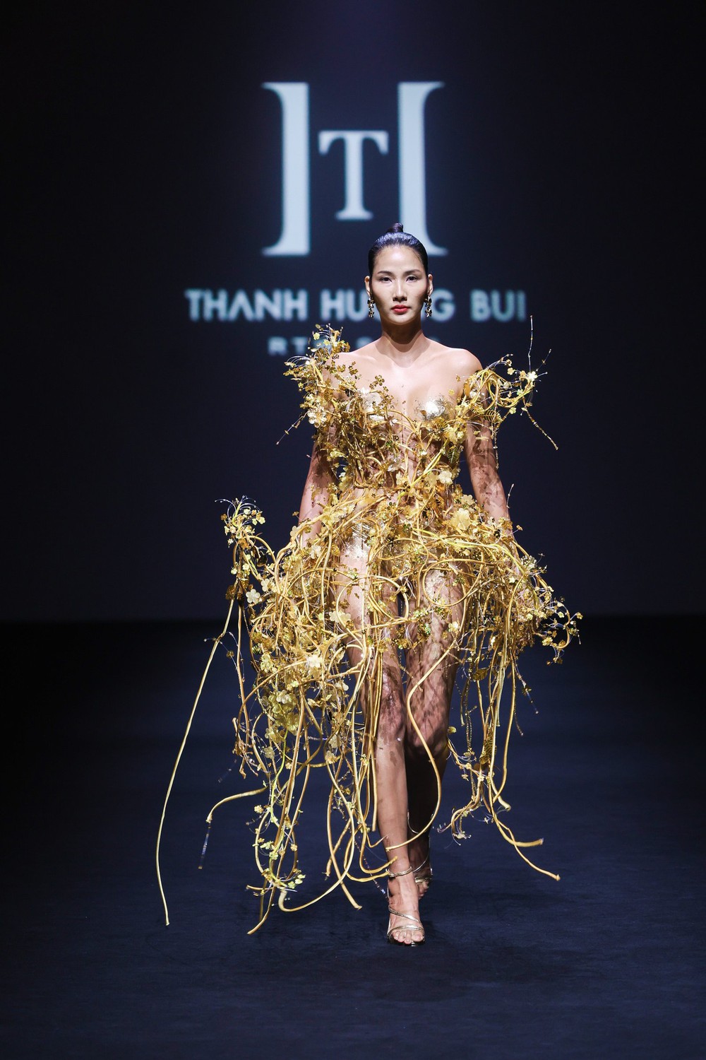 NTK Thanh Hương Bùi gây ấn tượng tại Thượng Hải với các thiết kế lấy cảm hứng từ tranh sơn mài - Ảnh 8.