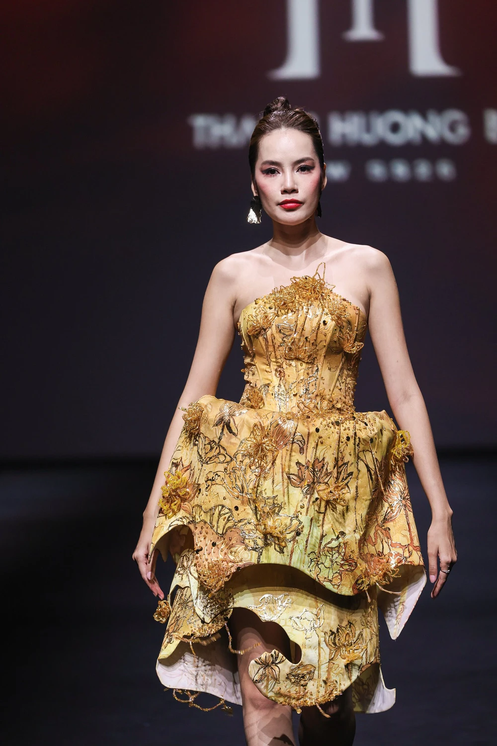 NTK Thanh Hương Bùi gây ấn tượng tại Thượng Hải với các thiết kế lấy cảm hứng từ tranh sơn mài - Ảnh 1.