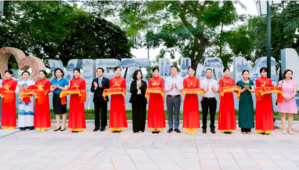 Hà Nội: Ra mắt biểu tượng gốm sứ &quot;Trái tim Tình yêu Việt Nam&quot; - Ảnh 1.