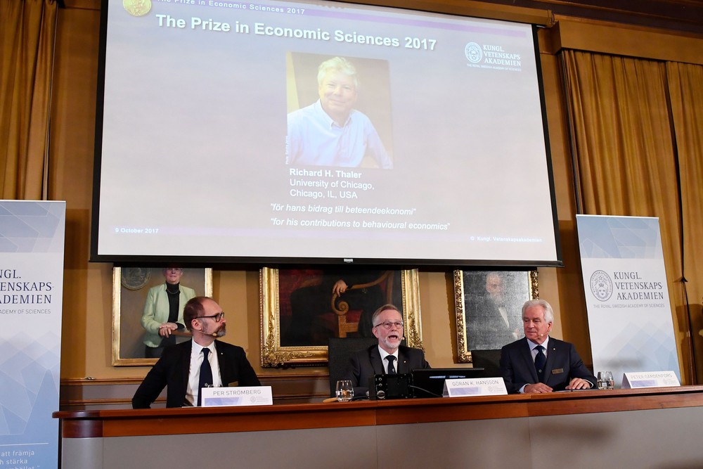 Giải Nobel Kinh tế 2025 và các giải Nobel Kinh tế trong 10 năm gần đây - Ảnh 7.