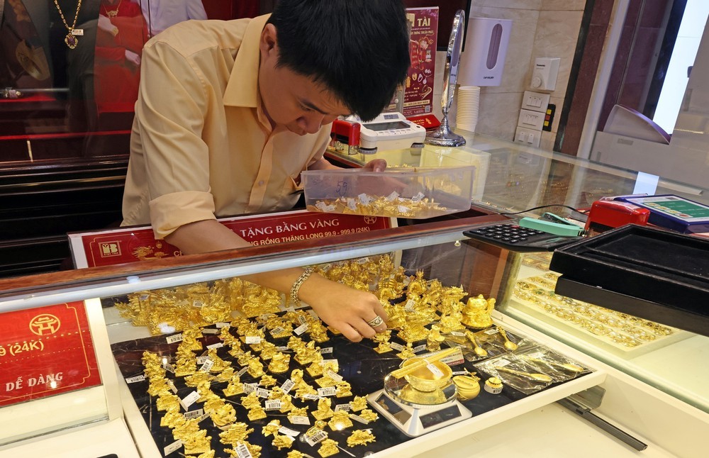 Giá vàng sáng 13/10 niêm yết mức 143,6 triệu đồng/lượng - Ảnh 1.