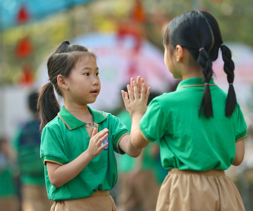 Thái Nguyên: Ngày trở lại trường đầy cảm xúc của học sinh trường Tiểu học, THCS Trưng Vương - Ảnh 13.
