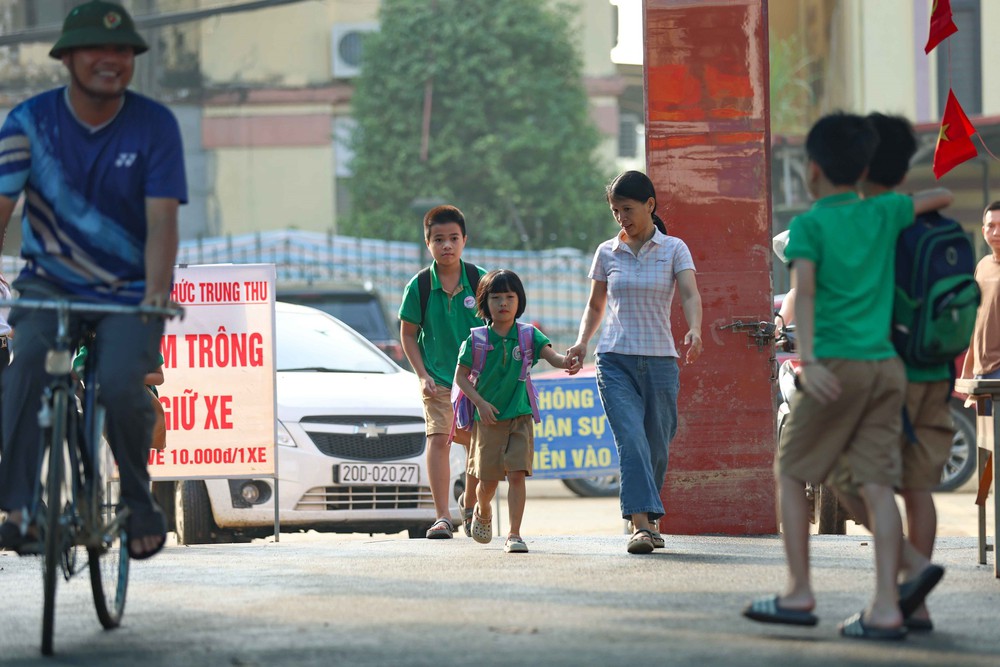 Thái Nguyên: Ngày trở lại trường đầy cảm xúc của học sinh trường Tiểu học, THCS Trưng Vương - Ảnh 3.