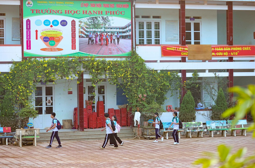 Thái Nguyên: Ngày trở lại trường đầy cảm xúc của học sinh trường Tiểu học, THCS Trưng Vương - Ảnh 2.