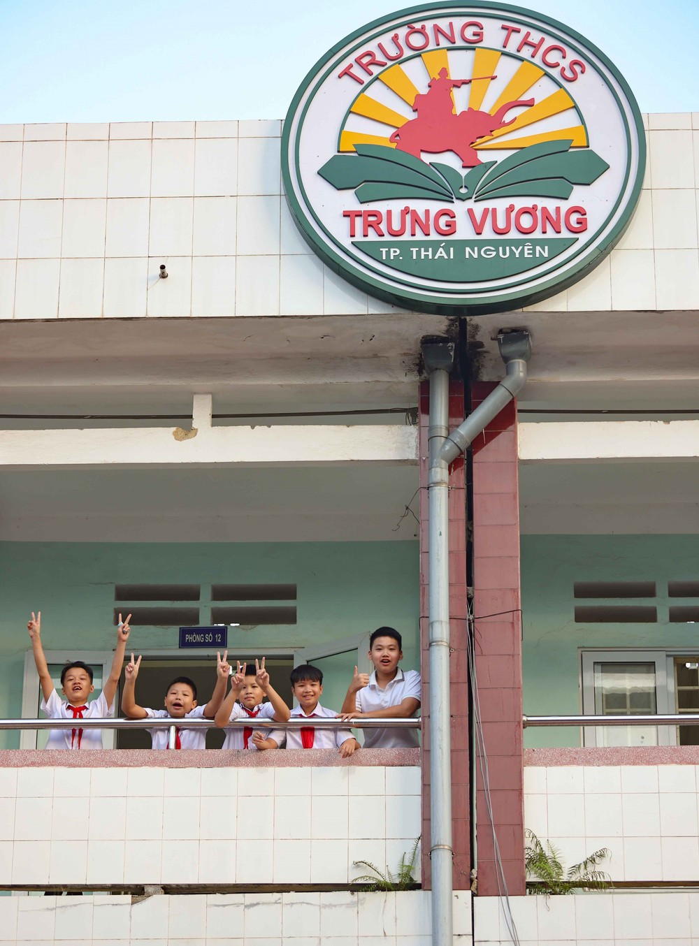 Thái Nguyên: Ngày trở lại trường đầy cảm xúc của học sinh trường Tiểu học, THCS Trưng Vương - Ảnh 11.