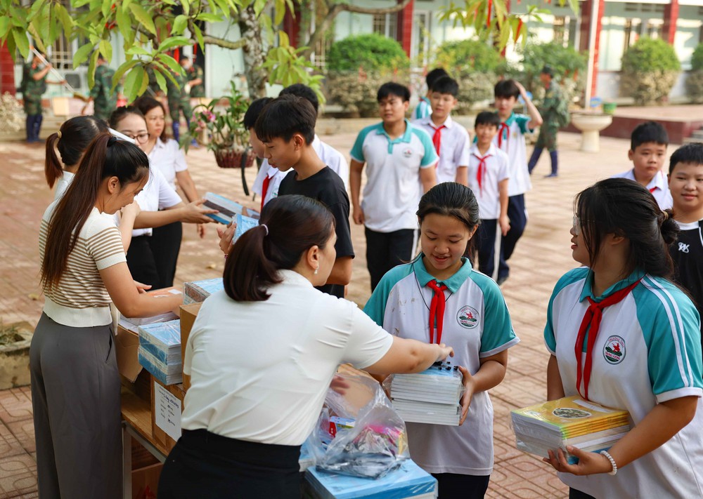 Thái Nguyên: Ngày trở lại trường đầy cảm xúc của học sinh trường Tiểu học, THCS Trưng Vương - Ảnh 7.