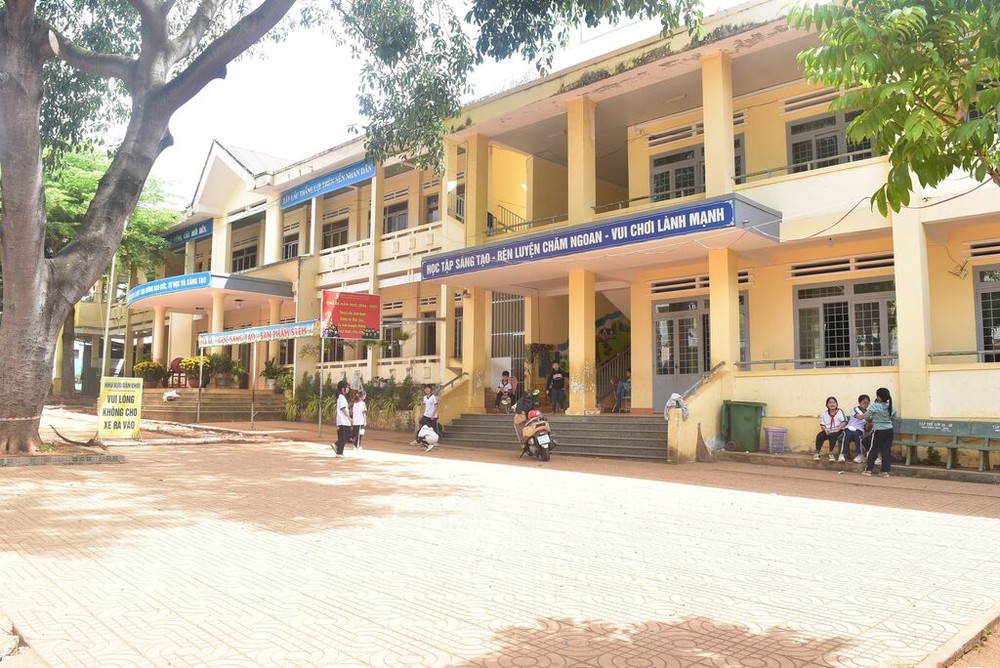 Xác minh vụ việc phụ huynh hành hung học sinh trong khuôn viên trường học ở Lâm Đồng - Ảnh 1.