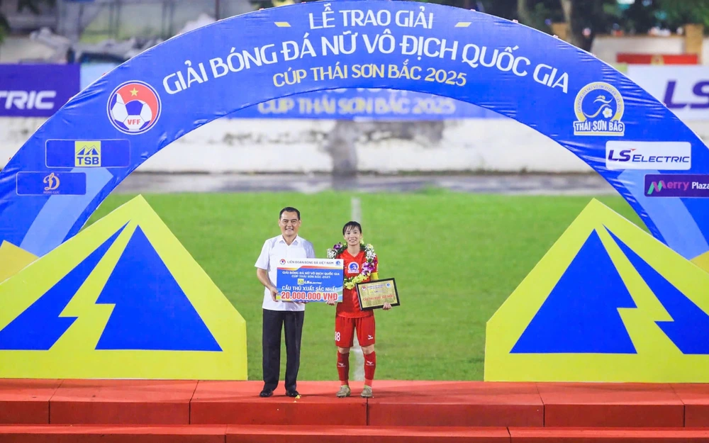 ‘Người không phổi’ của bóng đá Việt Nam giành chức vô địch và QBV sau khi từ giã ĐTQG - Ảnh 1.