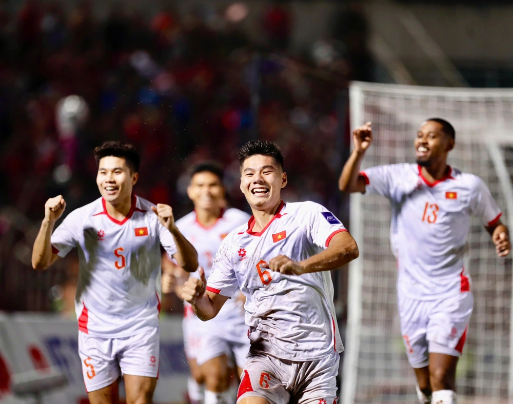 Tin nóng bóng đá Việt Nam hôm nay 15/10: Đội tuyển Việt Nam lên hạng 110 thế giới; Hà Nội FC bổ sung nhân sự trước khi gặp Ninh Bình FC - Ảnh 1.