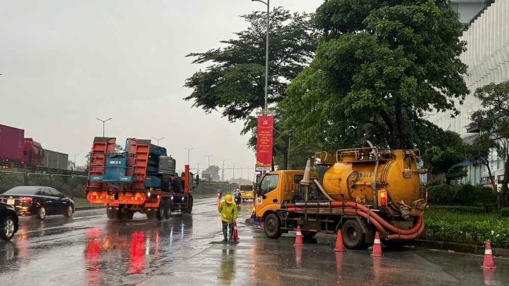 Nhiều tuyến đường Hà Nội tắc nghẽn cục bộ trong cơn mưa sớm - Ảnh 4.