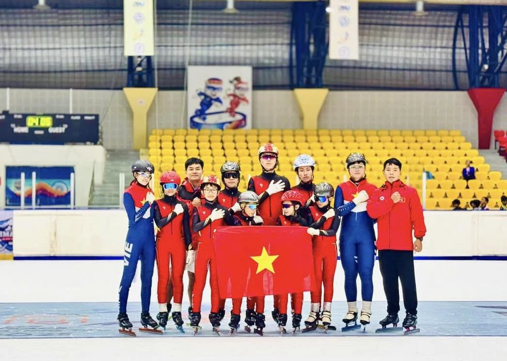 Cô bé Việt Nam 12 tuổi chinh phục đấu trường trượt băng tốc độ quốc tế - Ảnh 1.