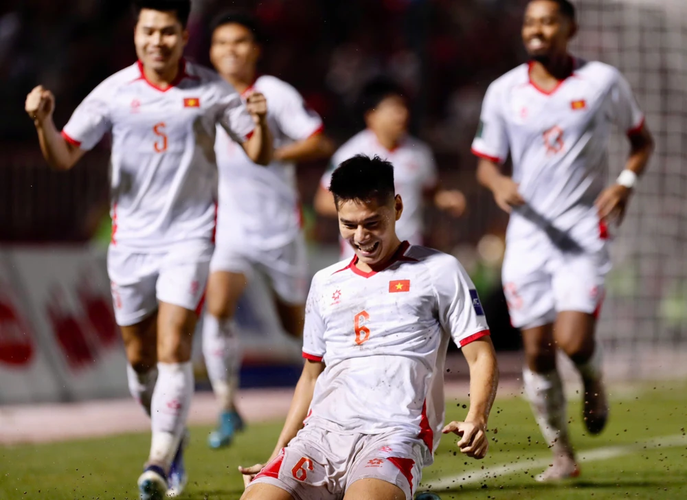Trung vệ trẻ Hiểu Minh có màn ra mắt khá ấn tượng trong chiến thắng 1-0 trước Nepal. Ảnh: Hoàng Linh