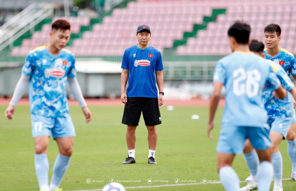 U23 Việt Nam về nước, HLV Kim Sang Sik nhận lại đội từ tháng 11 - Ảnh 1.
